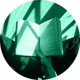 Livro aberto com foco na leitura para formação à medida em Desenvolvimento Pessoal.