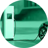 Carro elétrico conectado a posto de carregamento para formação à medida em Mobilidade Elétrica.